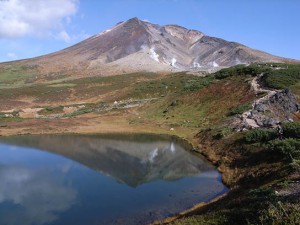 夫婦池越しの旭岳